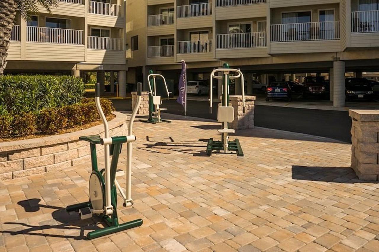 2 Bed With Balcony Facing Pool And Sunsets! * Tampa