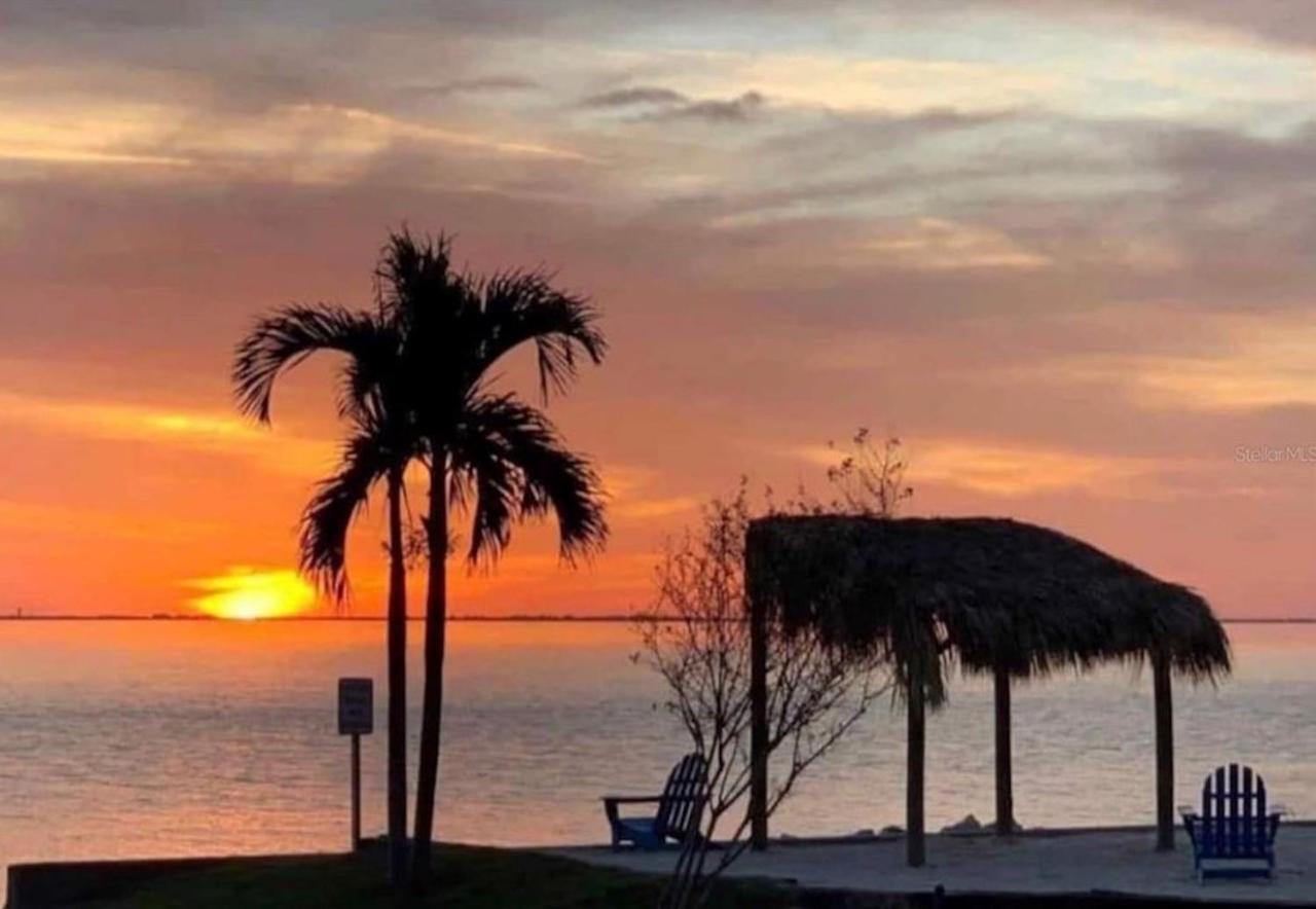 2 Bed With Balcony Facing Pool And Sunsets! Aparthotel