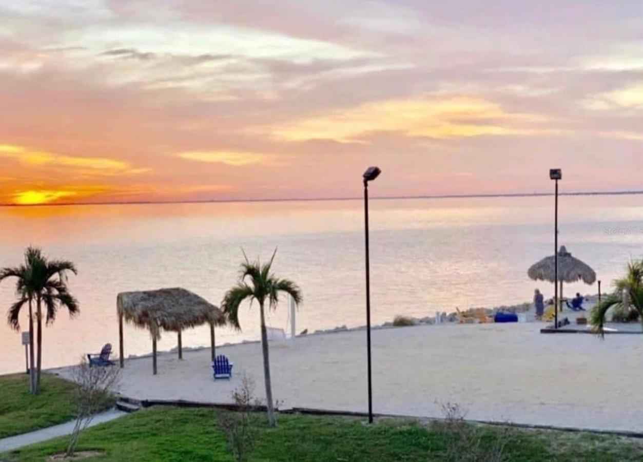 2 Bed With Balcony Facing Pool And Sunsets! Aparthotel
