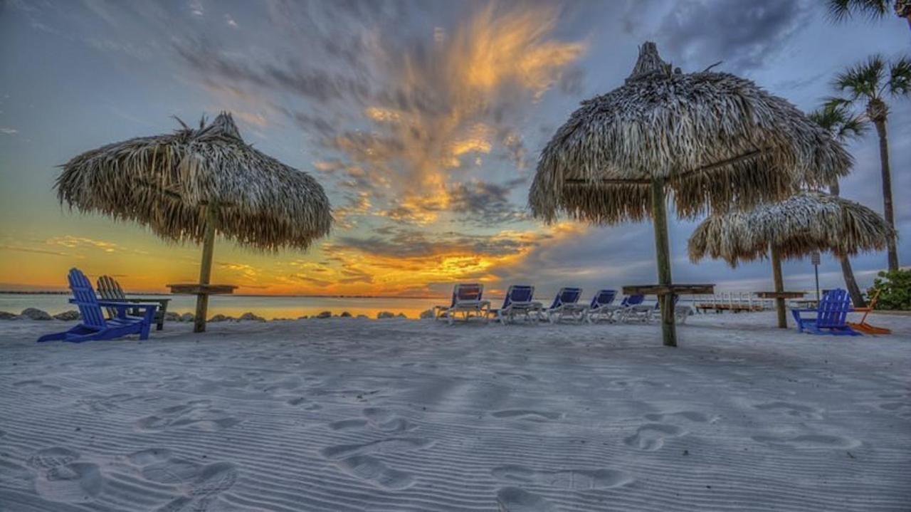 2 Bed With Balcony Facing Pool And Sunsets! *
