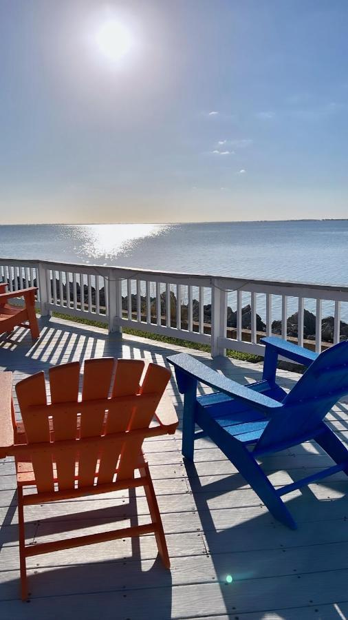 2 Bed With Balcony Facing Pool And Sunsets! Tampa