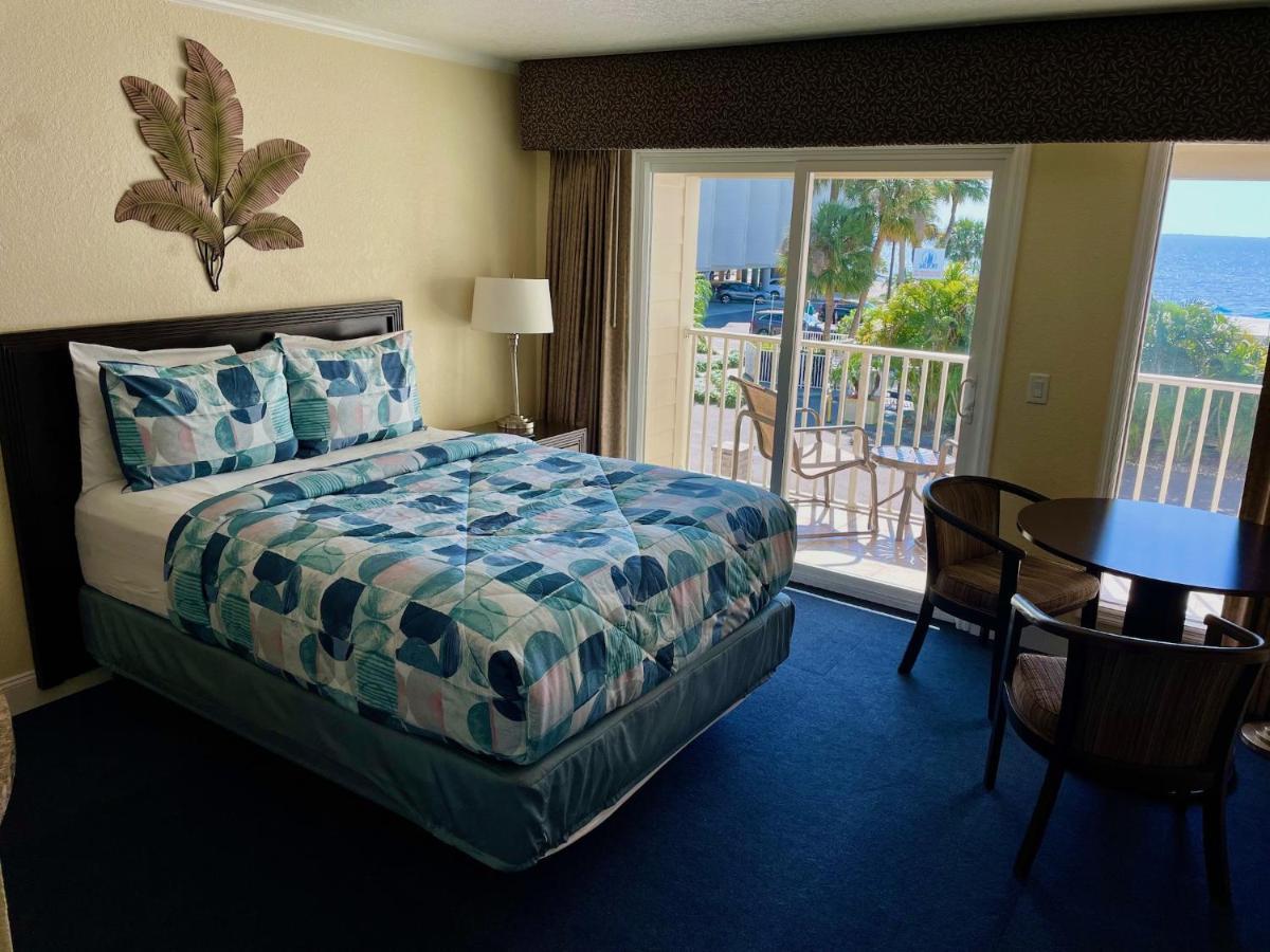 2 Bed With Balcony Facing Pool And Sunsets! * Tampa
