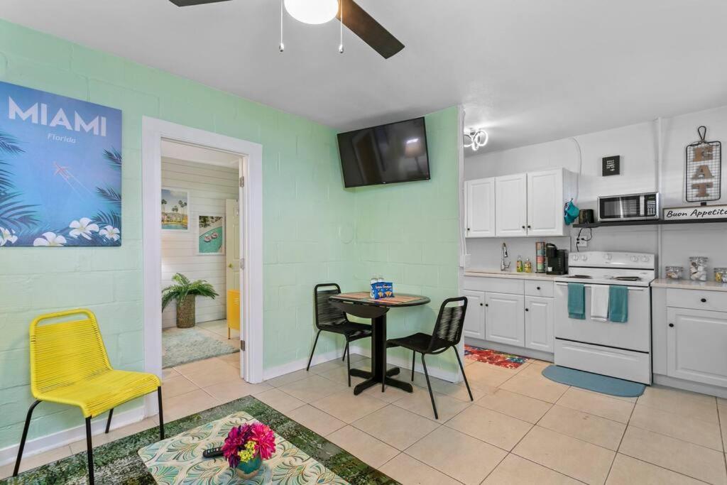Deco Drive Waterfront 1bed On The Bay