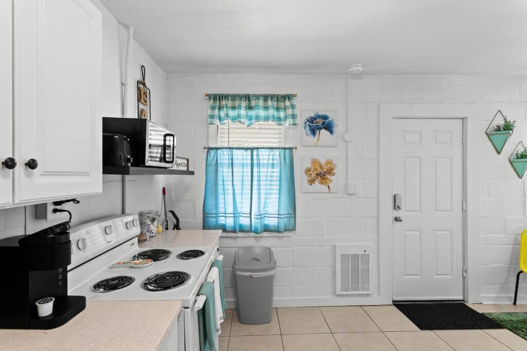 Deco Drive Waterfront 1bed On The Bay Holiday home *