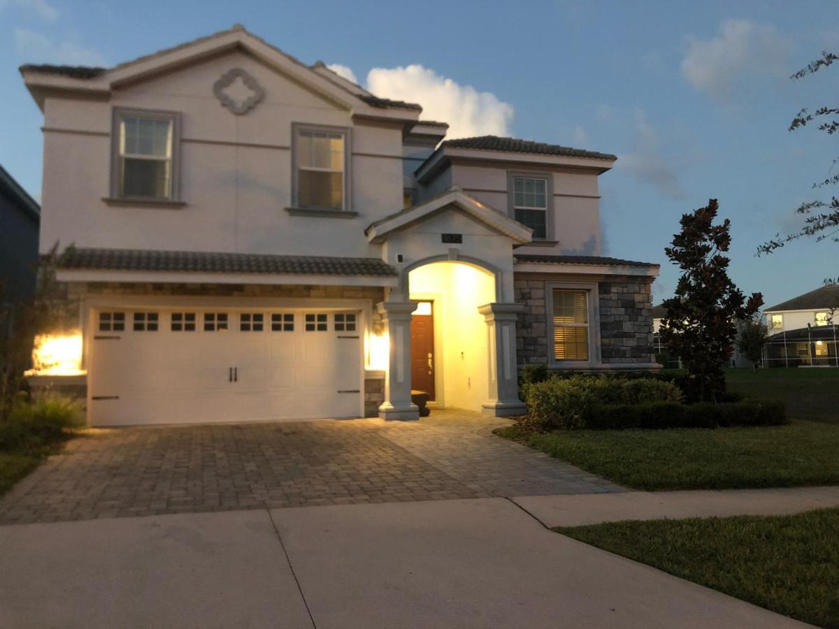8 Bedrooms, 5 Bathrooms. Theater + Pool/spa + Wifi Villa Davenport