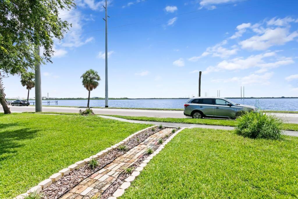 Deco Drive Waterfront 1bed On The Bay Holiday home