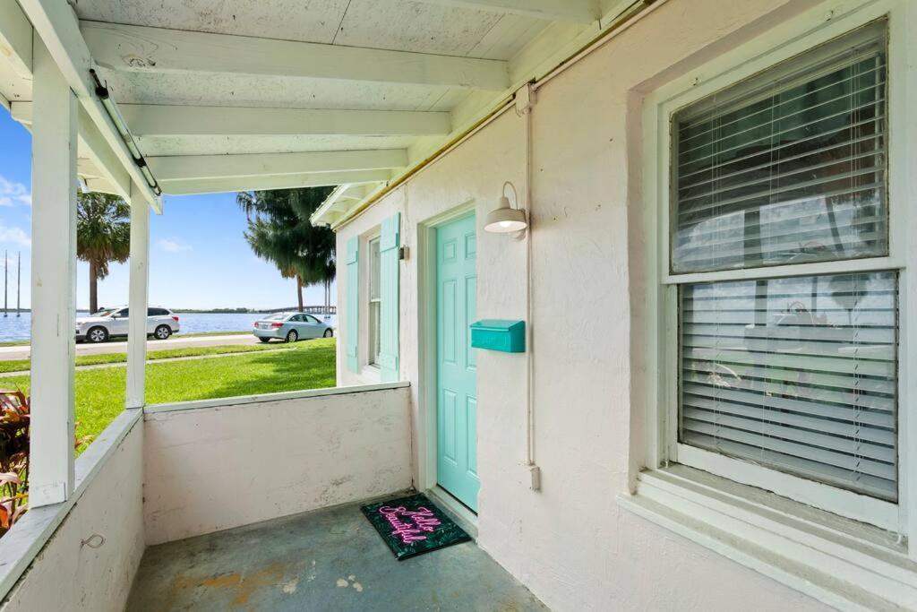 Deco Drive Waterfront 1bed On The Bay Holiday home *