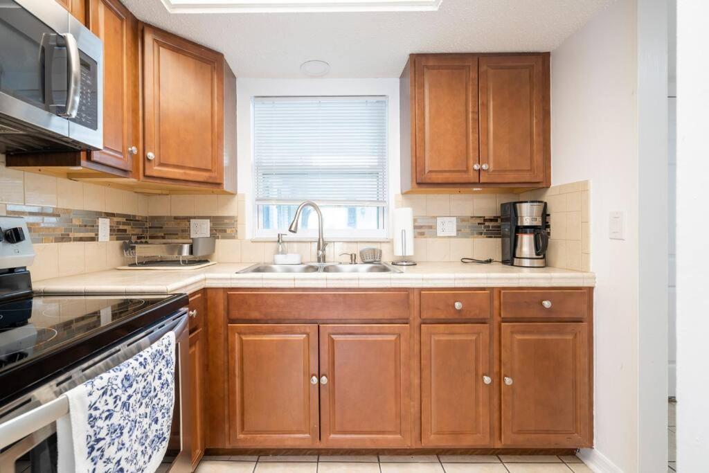 Perfectly Situated 2-br Residential In Largo- Close To Beach And Everything!!