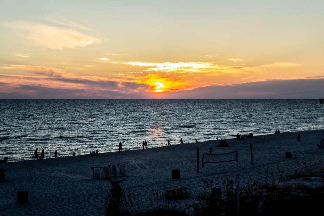 Apartment Beachfront With Free Service!private Balcony