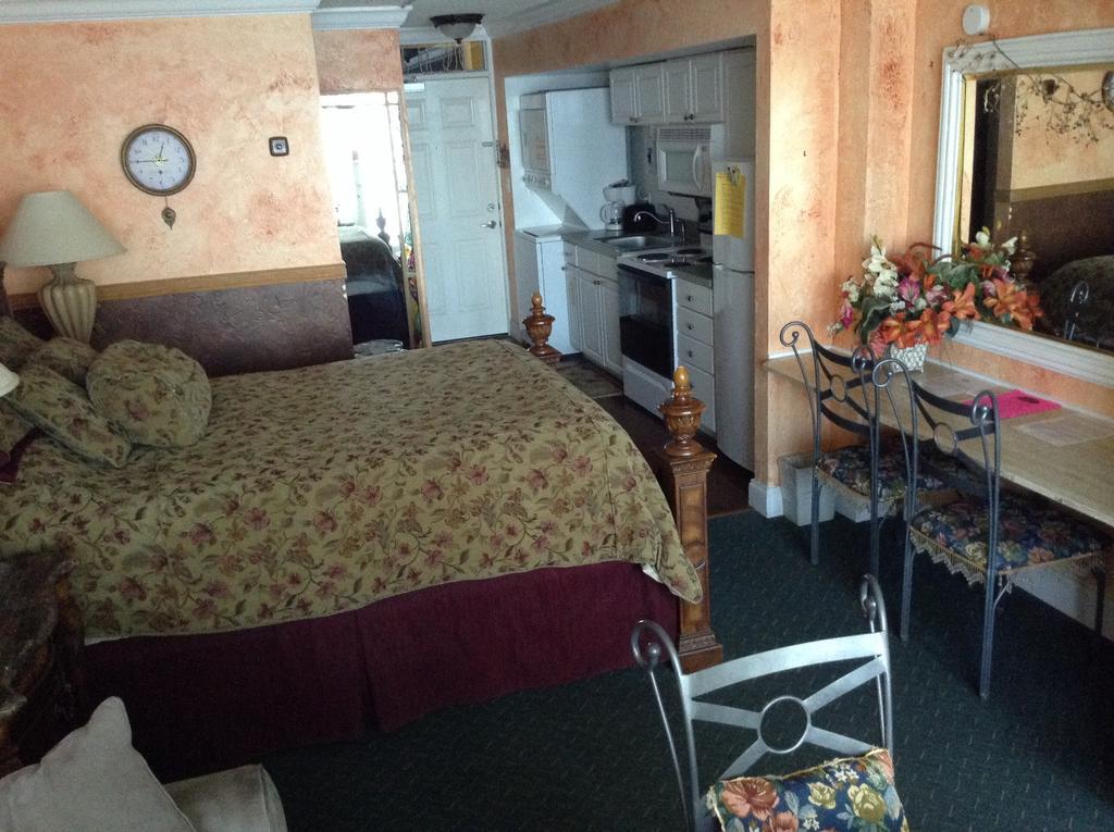 Pirates Cove Studios! Hotel