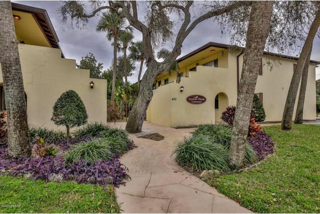 Lovely 2 Bedroom 1 Bathroom Minutes From The