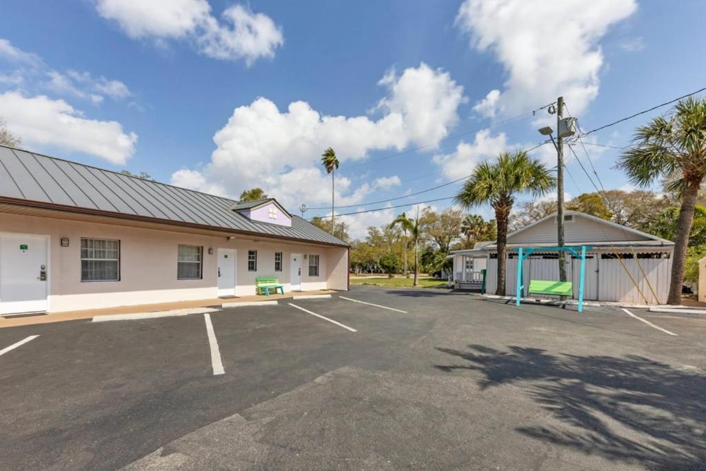 Located By The Beach 1 Bedroom With Parking And Pool * Clearwater