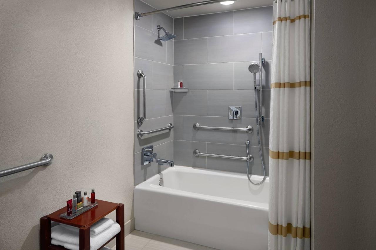 Hotel Marriott Westshore 3*