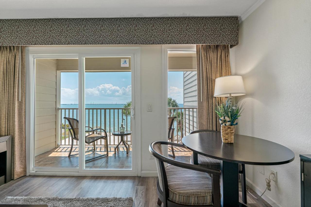 Wake Up To Ocean Views From Your Private Balcony Holiday home