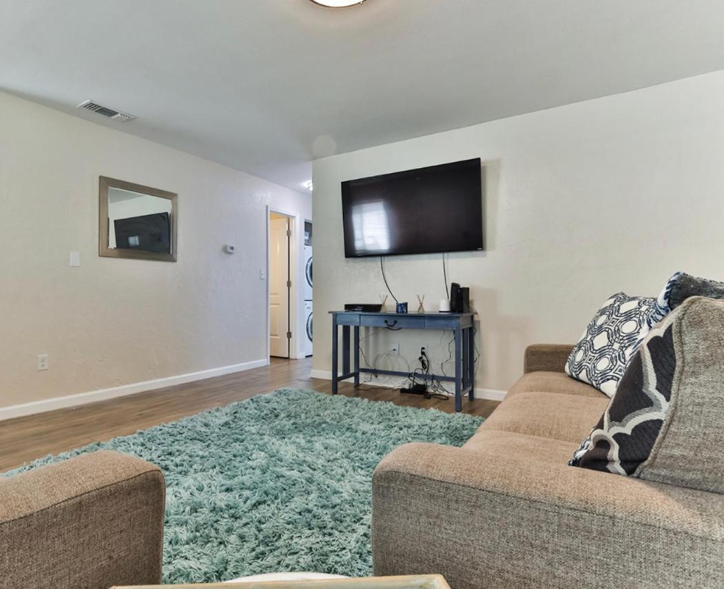 Lovely 2 Bedroom 1 Bathroom Minutes From The Apartment