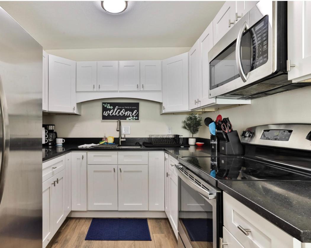 Lovely 2 Bedroom 1 Bathroom Minutes From The Apartment *
