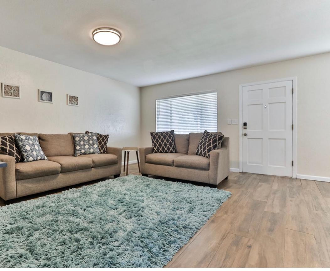 Lovely 2 Bedroom 1 Bathroom Minutes From The