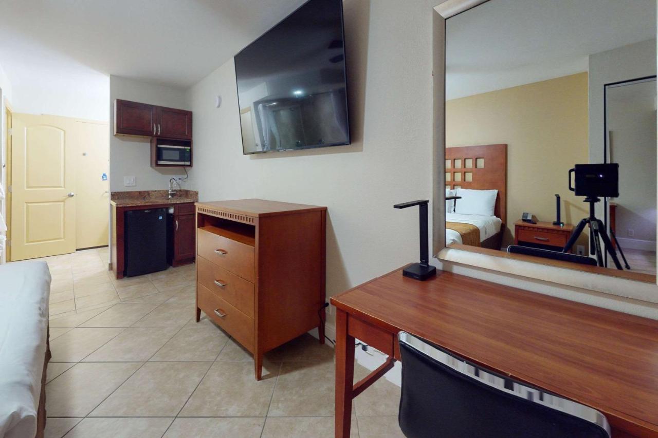 Rodeway & Lauderdale Airport & Cruise Port Hotel