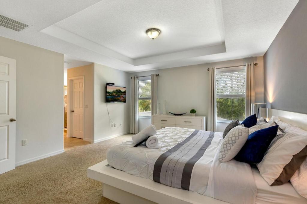 #469-fabulous 6 Bed With Private Pool/spa, Extended Deck And A Conservation View Davenport