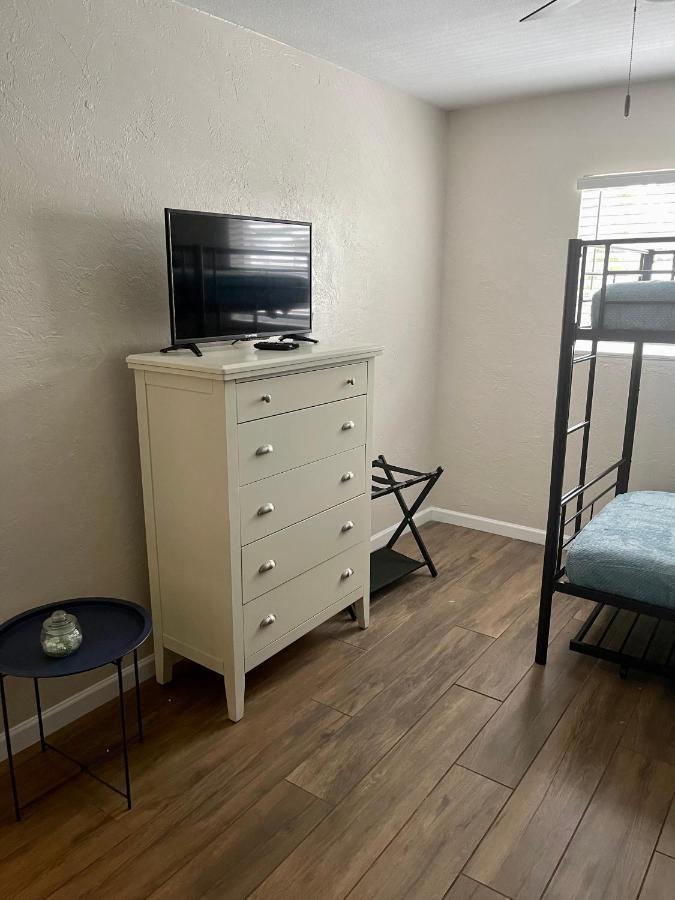 Lovely 2 Bedroom 1 Bathroom Minutes From The Apartment *