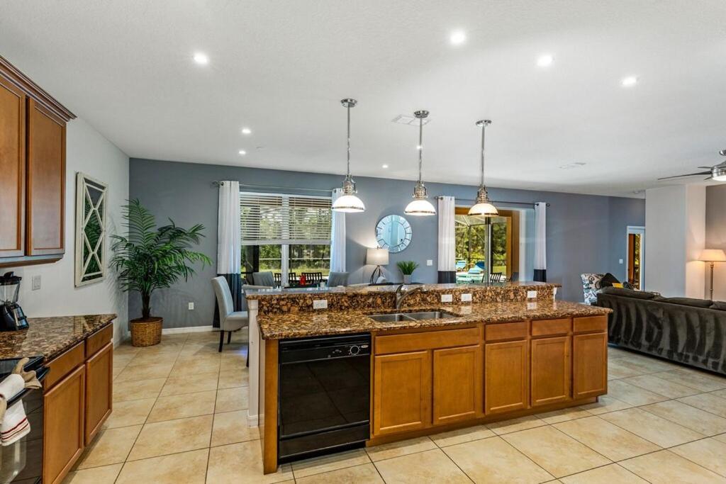 #469-fabulous 6 Bed With Private Pool/spa, Extended Deck And A Conservation View Davenport