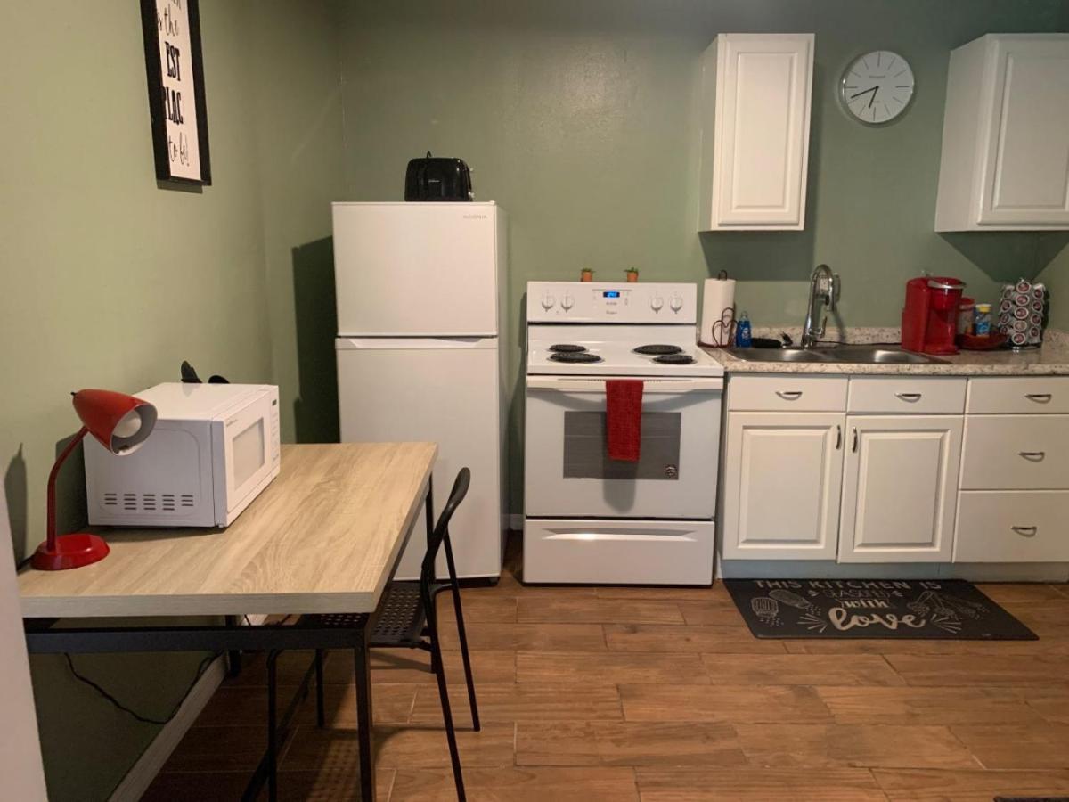 Apartment Four Different Options At One Great Location-- 1 - Spacious 3 Bed 2 Bath House Or 2- 2nd Floor 2 Bed 1 Bath Or 3- 1st Floor Studio Or 3- A Tiny Rv Tampa