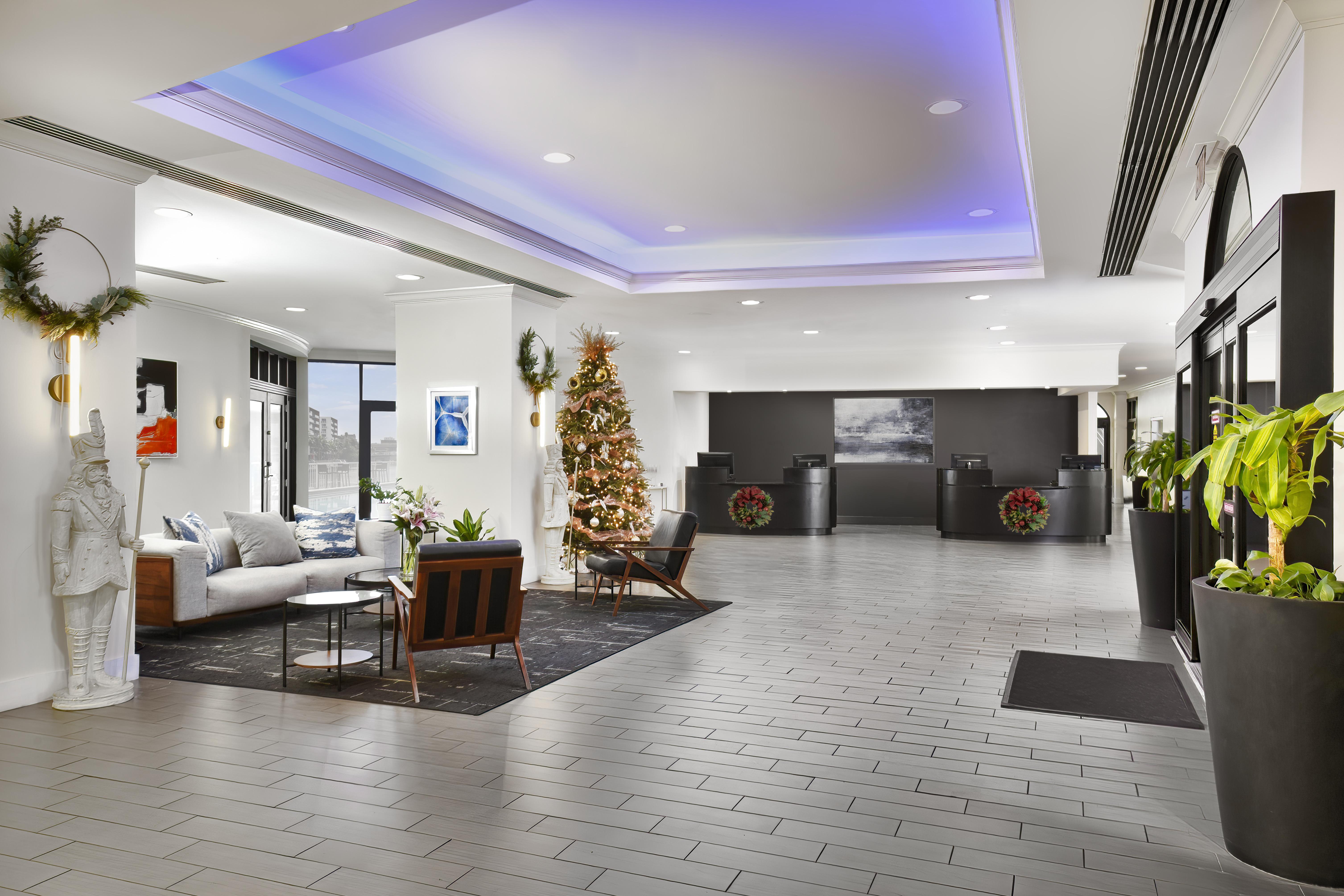 Riverwalk Hotel 4*