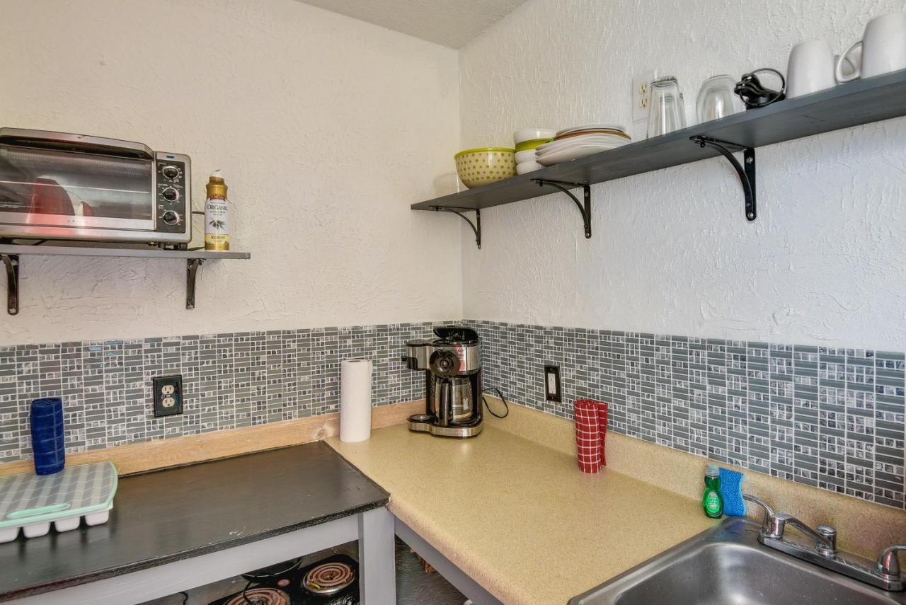 Daytona Vacation With Community Pool! Apartment