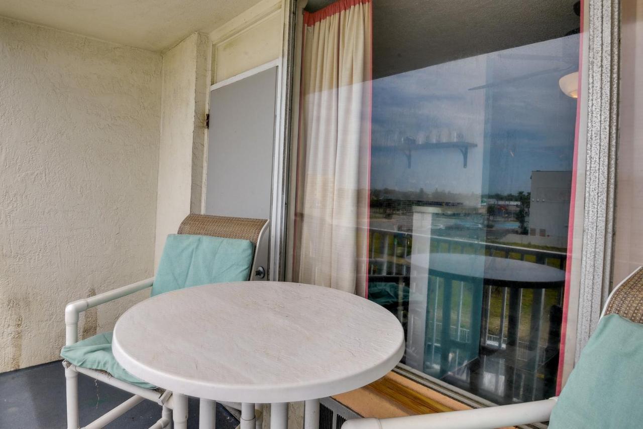 Apartment Daytona Vacation With Community Pool!