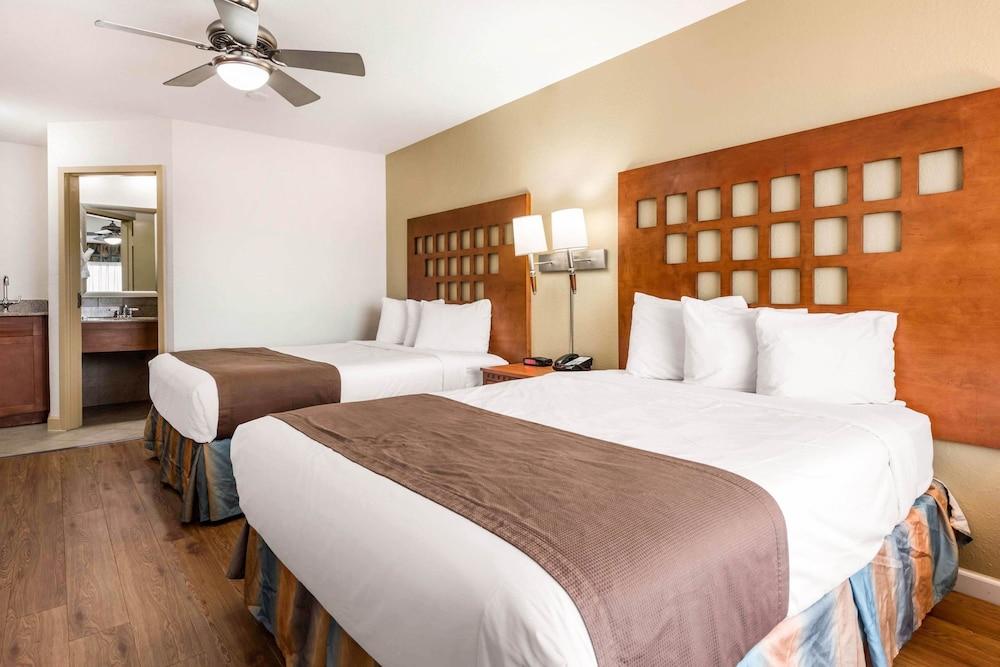 Rodeway & Lauderdale Airport & Cruise Port 3*