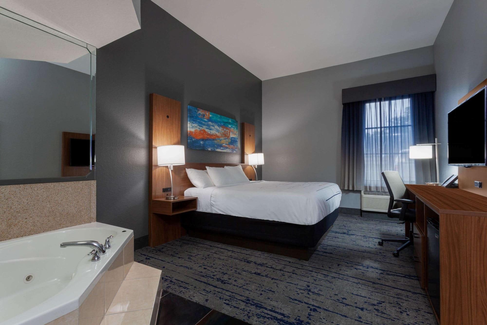 Hotel La Quinta By Wyndham Northeast *newly Renovated St. Petersburg