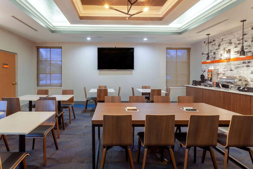 La Quinta By Wyndham Northeast *newly Renovated Hotel St. Petersburg