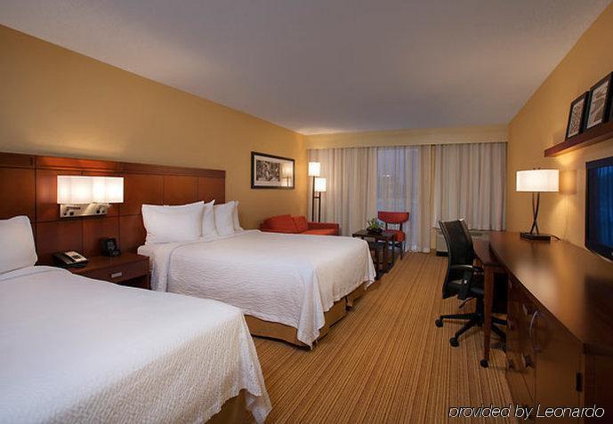 Courtyard By Marriott Downtown Hotel