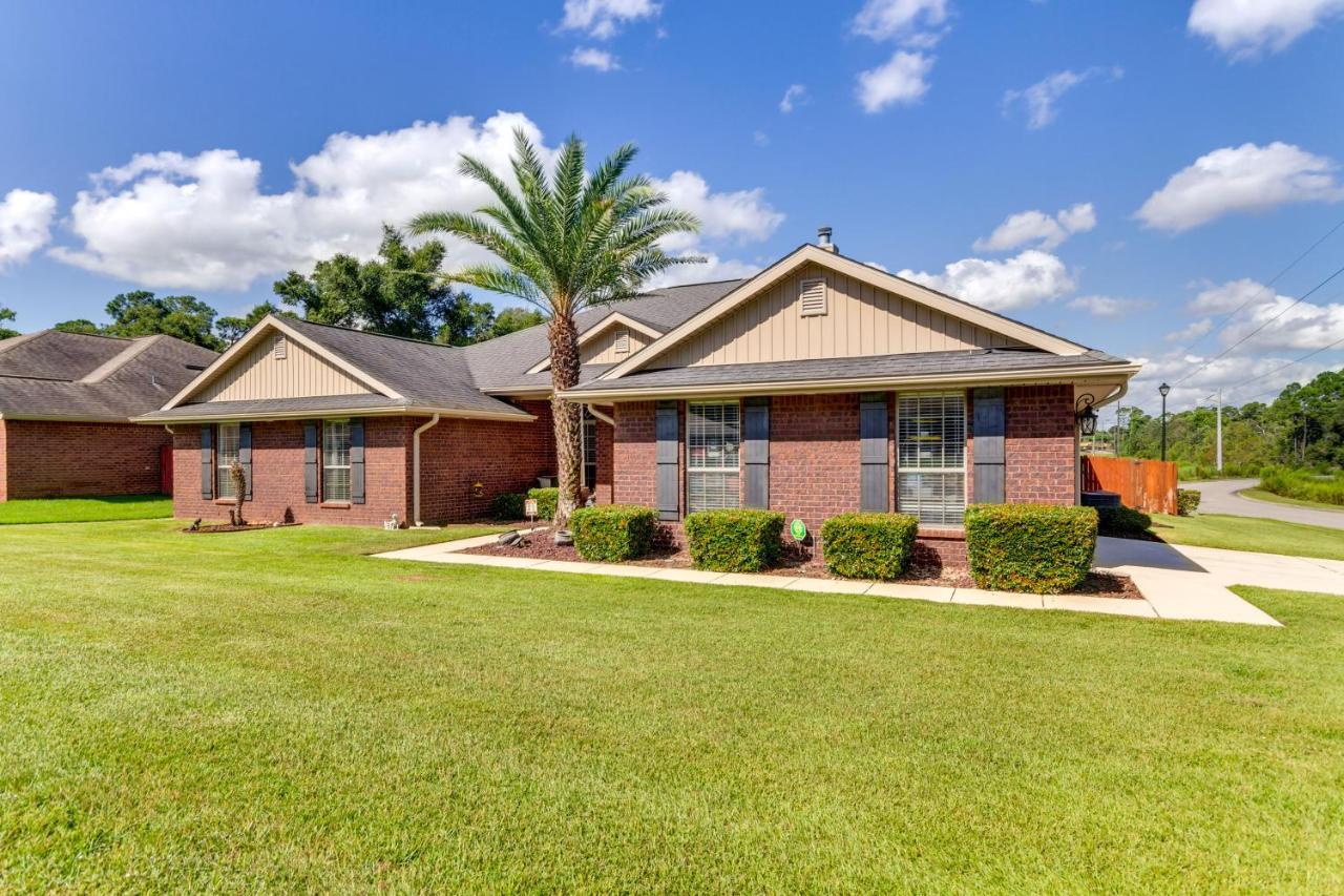 Holiday home With Private Lanai, 9 Mi To Downtown! Pensacola