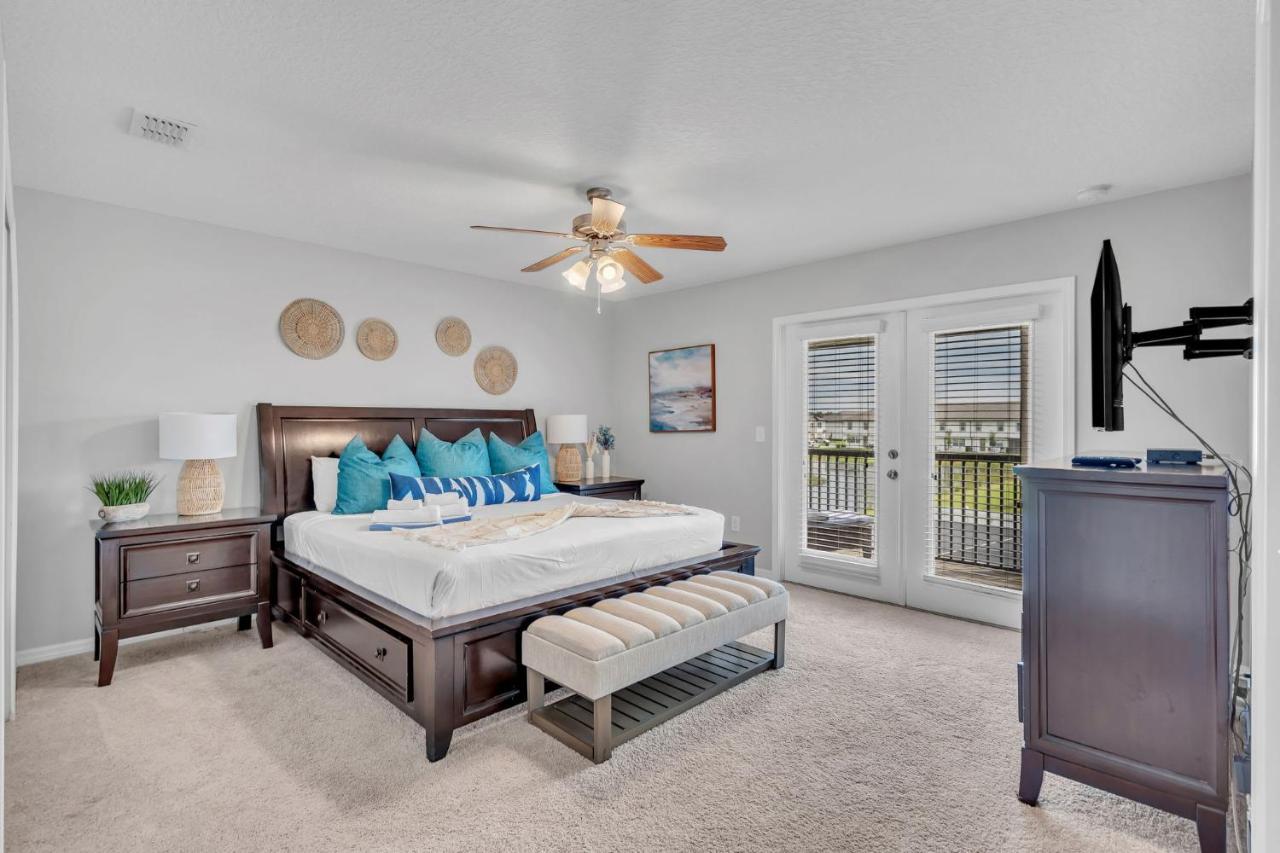 Holiday home Pool Amenities Tennis + Davenport