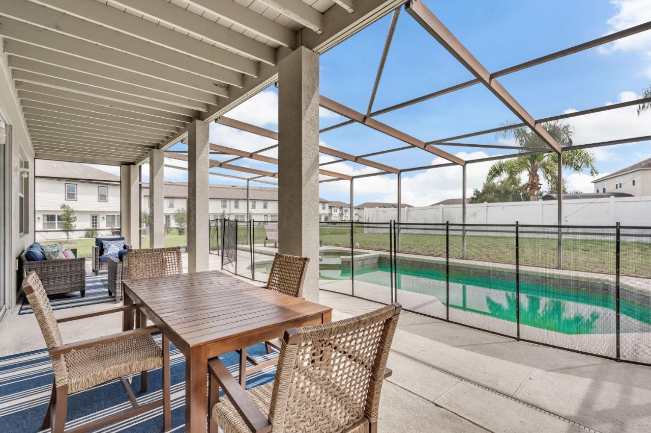 Pool Amenities Tennis + Holiday home *