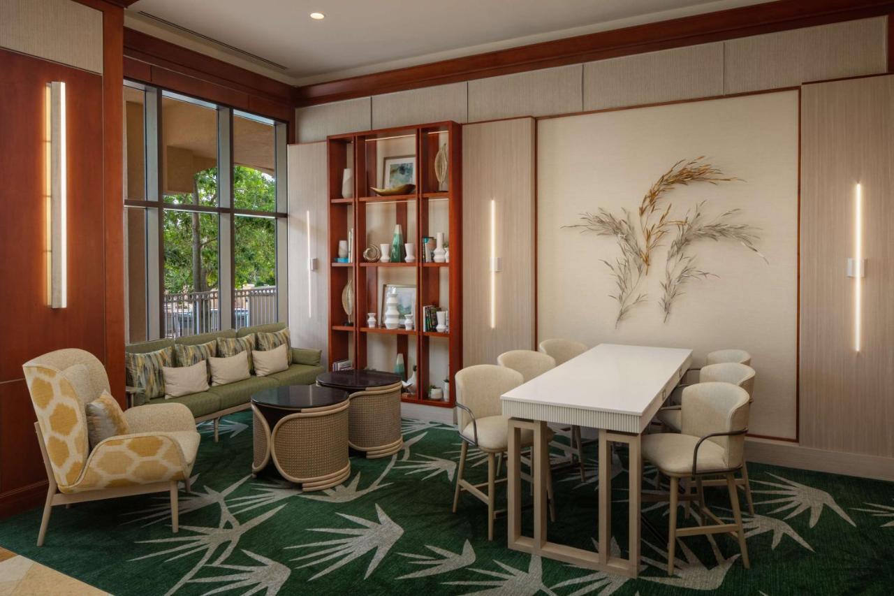 Hilton Carillon Park 4*