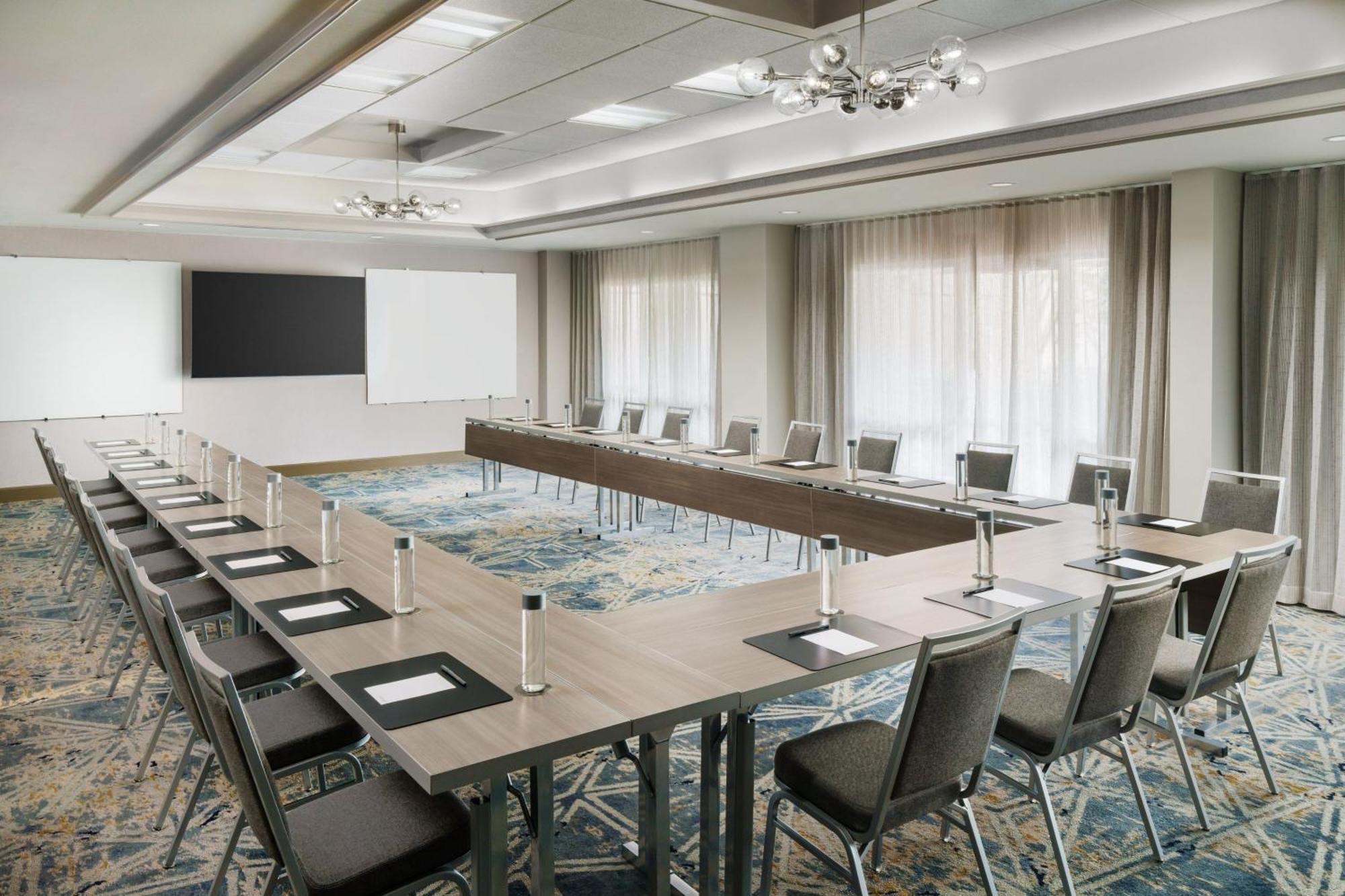 Courtyard By Marriott Downtown 3*