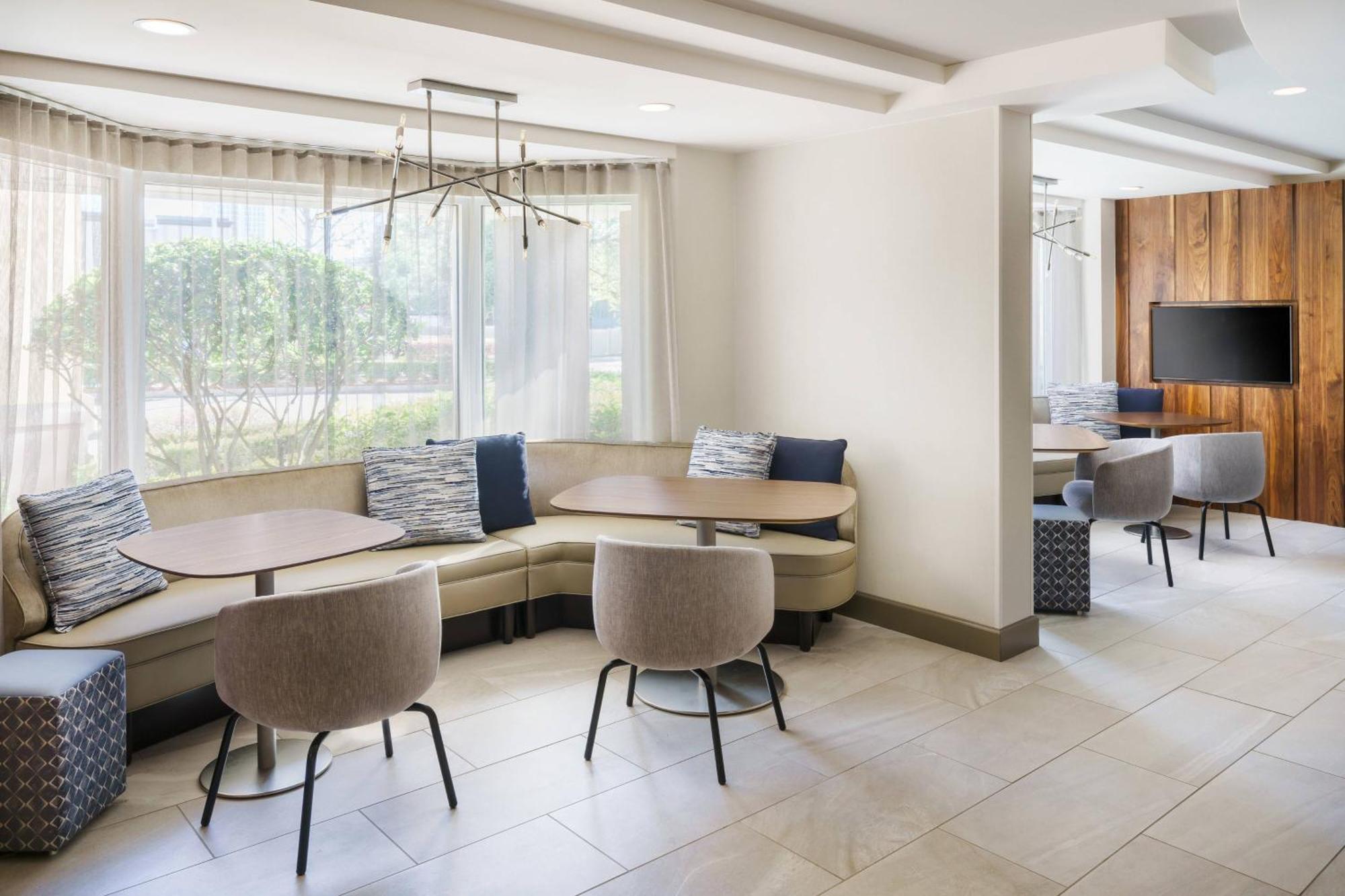 Courtyard By Marriott Downtown Hotel
