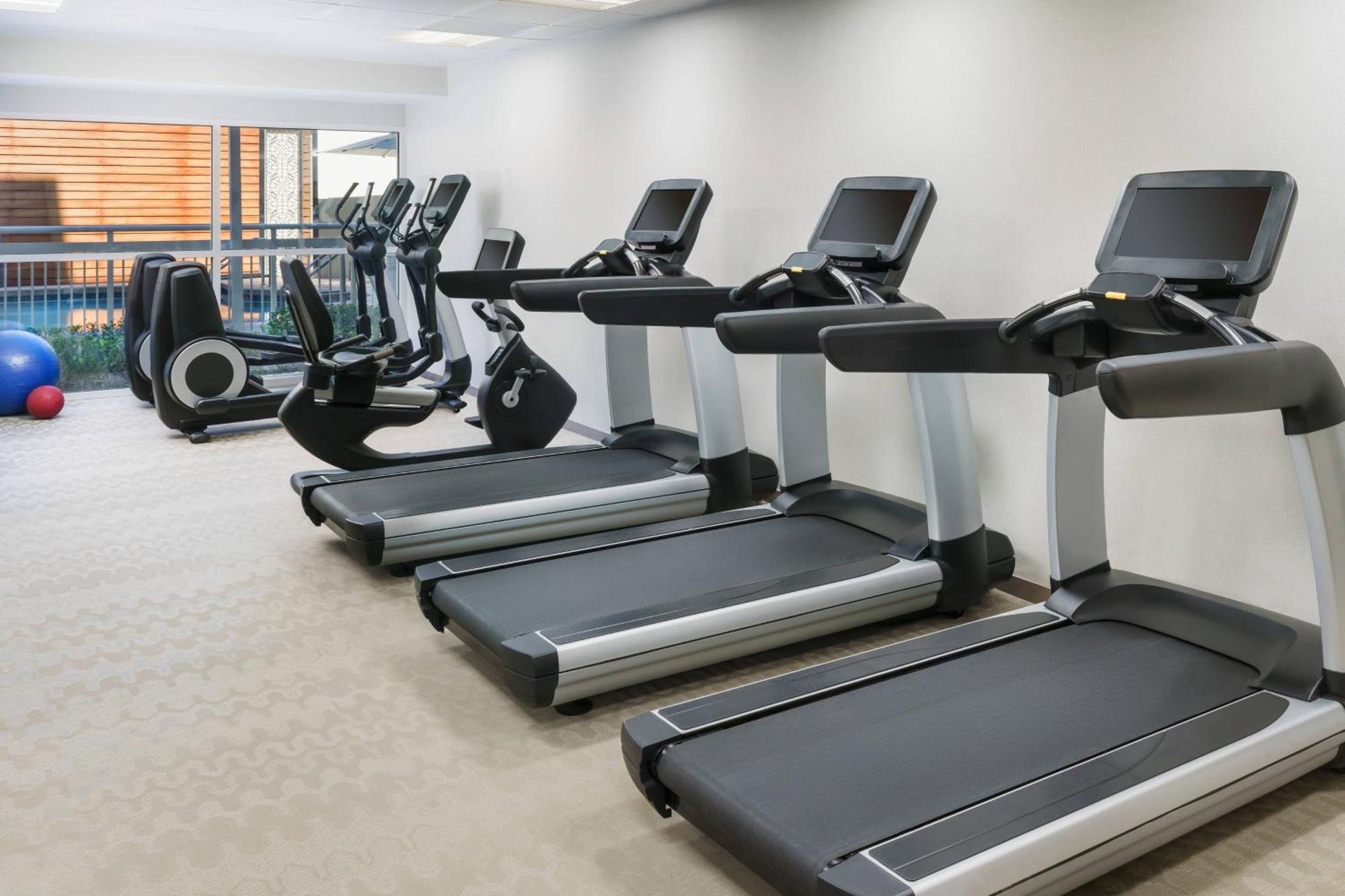 Courtyard By Marriott Downtown Hotel