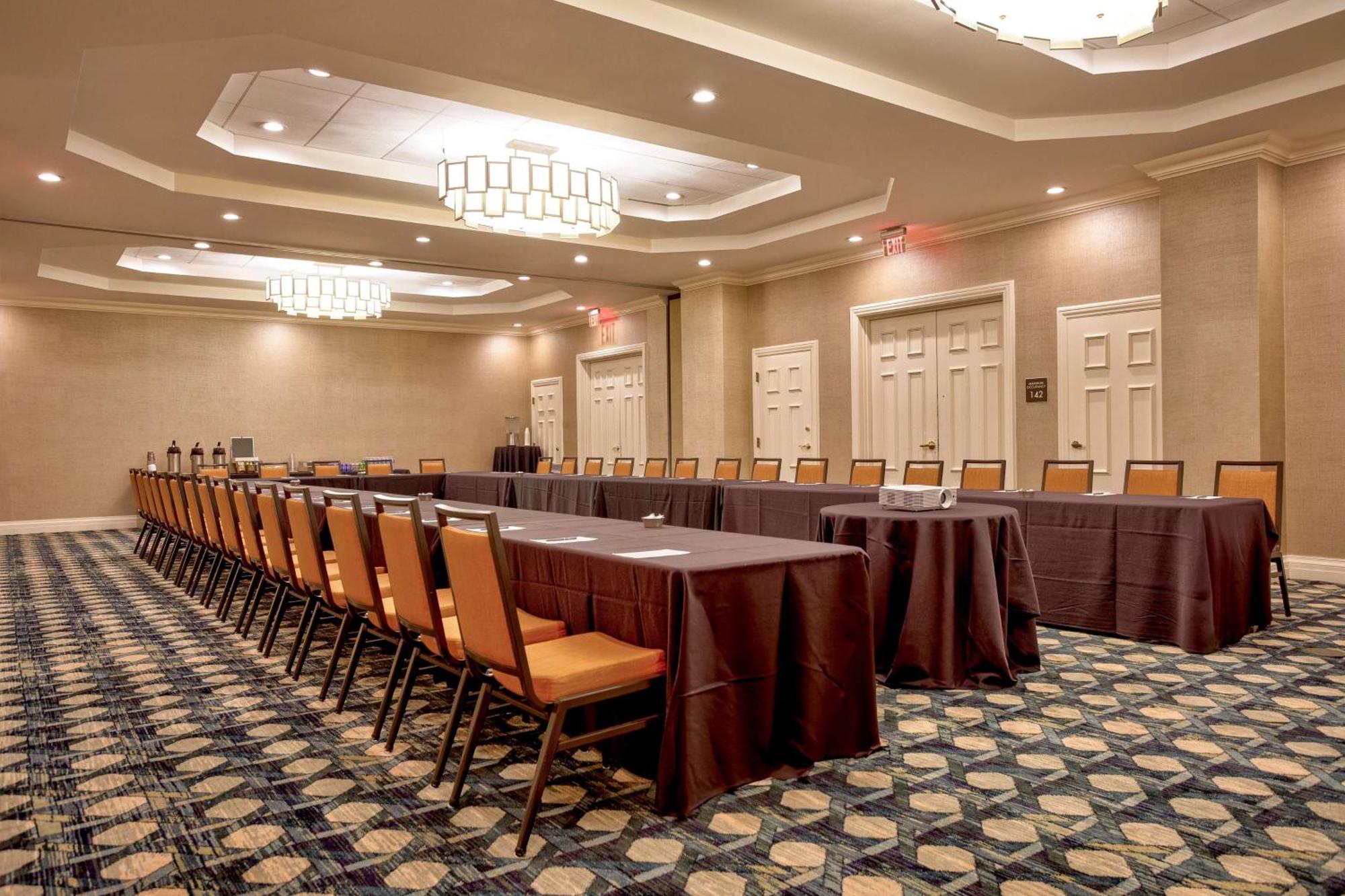 Embassy By Hilton Deerfield & 3*