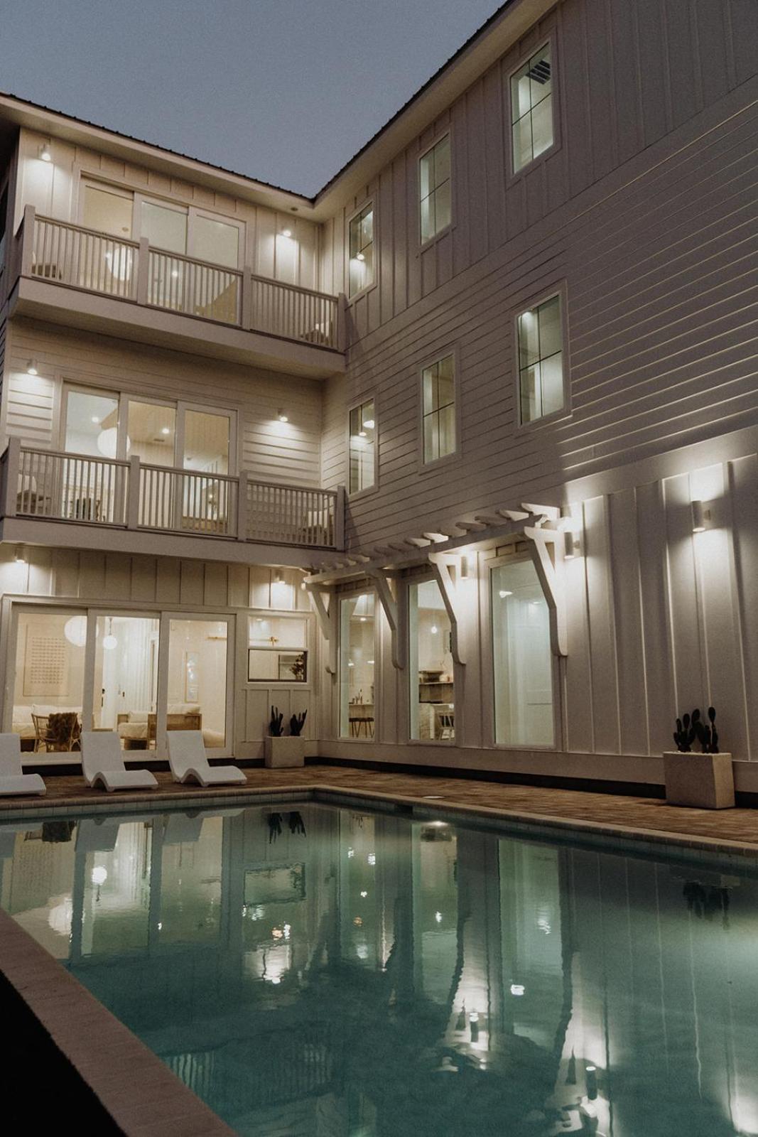 The Taj Of The Gulf! Luxury Mansion! Sleeps 37, Private Pool & Hot Tub, Putting Golf Villa *