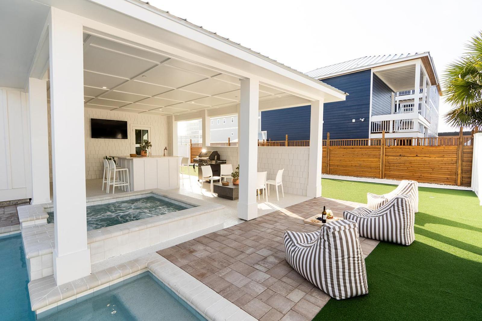 The Taj Of The Gulf! Luxury Mansion! Sleeps 37, Private Pool & Hot Tub, Putting Golf Panama City Beach