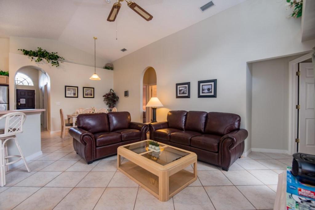 Executive Waterfront 4 Bed 3 Bath, South Facing With Private Pool And Lanai. Villa *