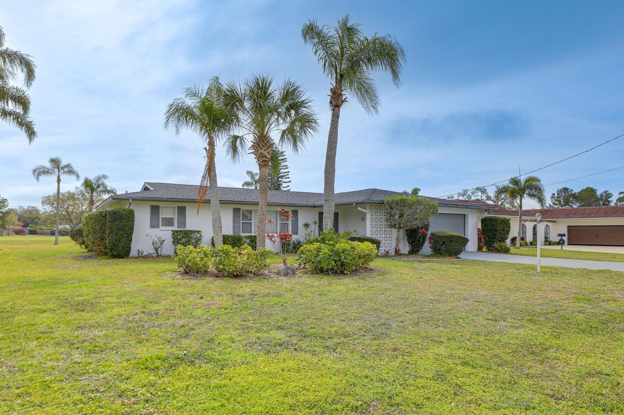 Centrally Located With Heated Pool! Holiday home Sarasota