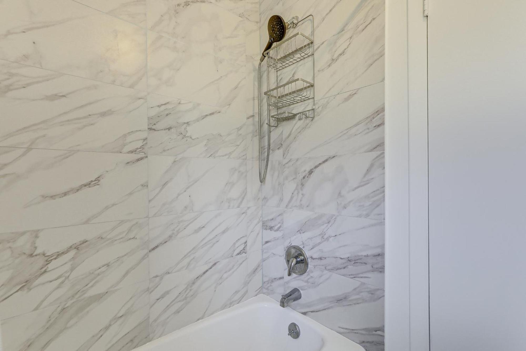 Holiday home Centrally Located With Heated Pool! *