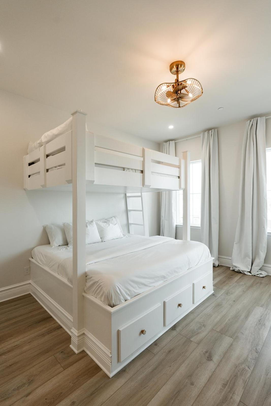 The Taj Of The Gulf! Luxury Mansion! Sleeps 37, Private Pool & Hot Tub, Putting Golf Villa