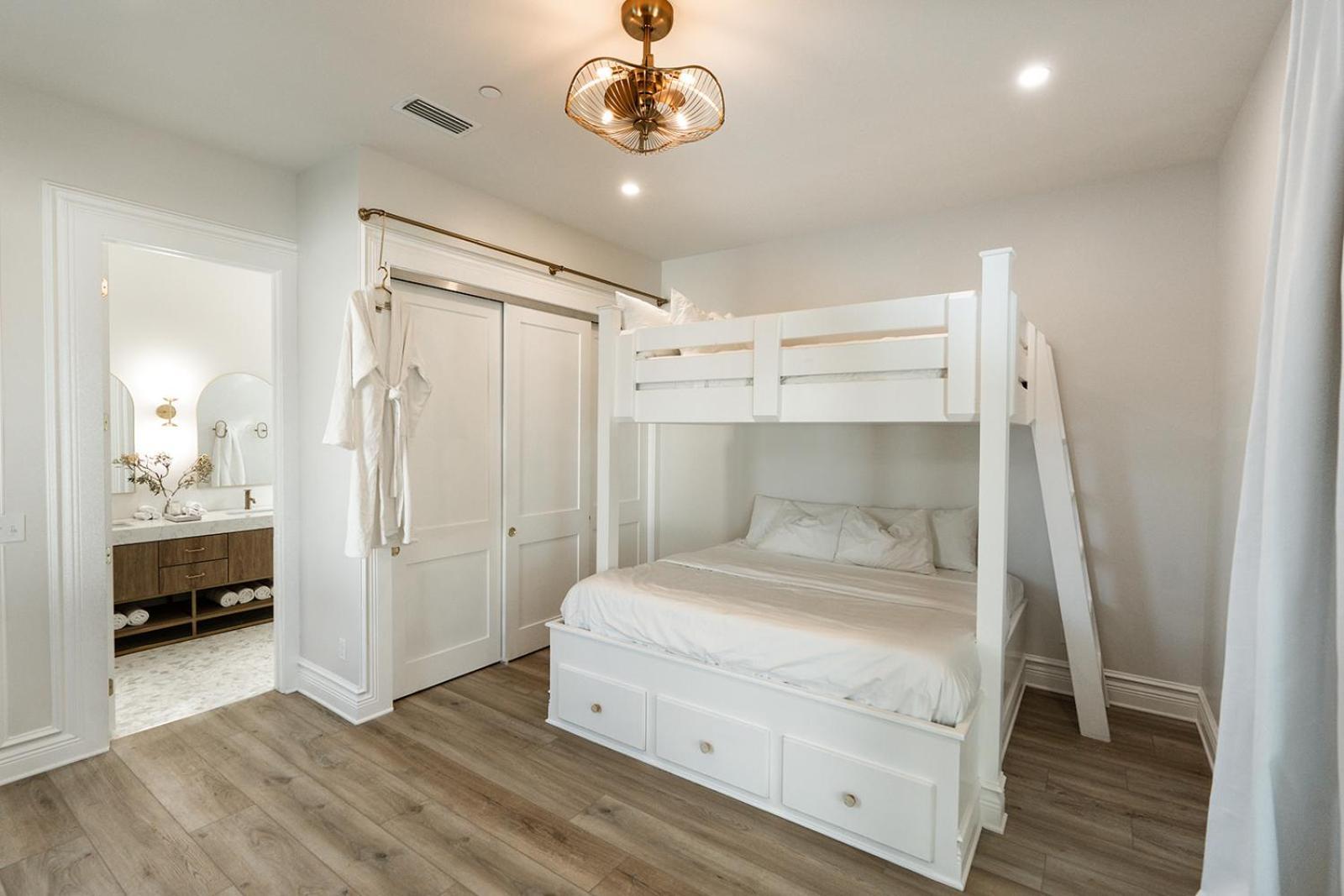 The Taj Of The Gulf! Luxury Mansion! Sleeps 37, Private Pool & Hot Tub, Putting Golf Villa Panama City Beach