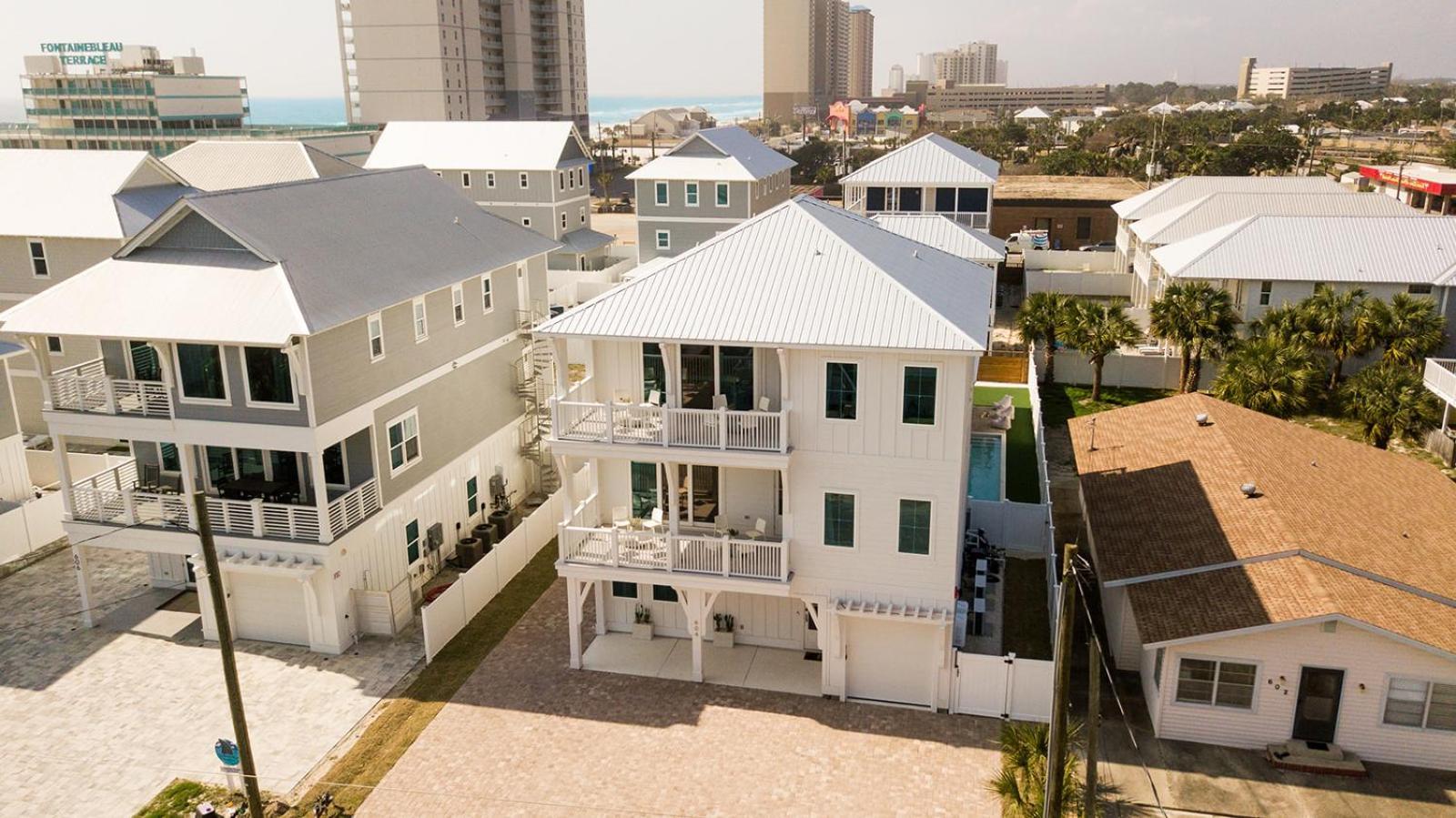 The Taj Of The Gulf! Luxury Mansion! Sleeps 37, Private Pool & Hot Tub, Putting Golf Villa