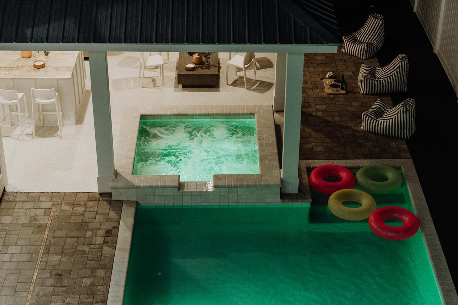 The Taj Of The Gulf! Luxury Mansion! Sleeps 37, Private Pool & Hot Tub, Putting Golf Villa *